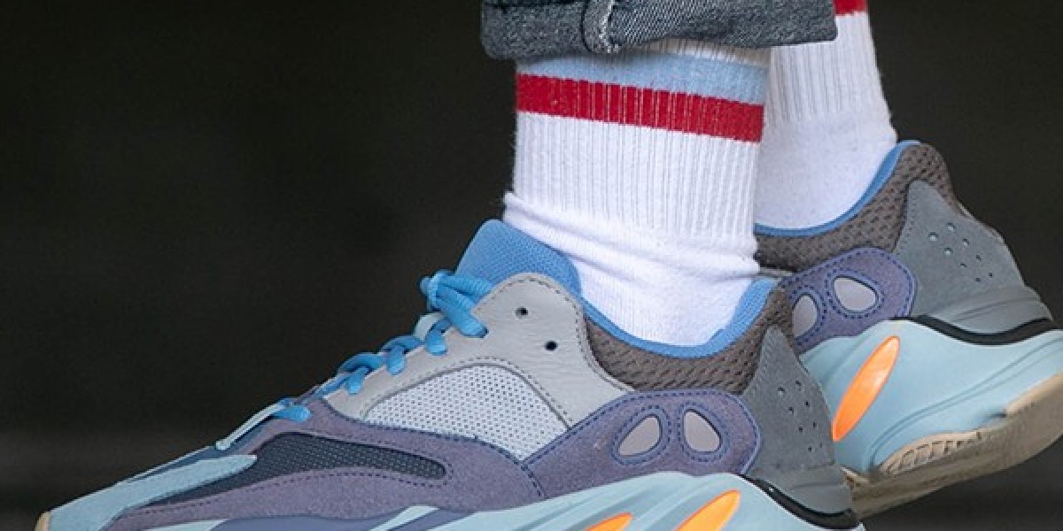 鞋履革命的代表：探索 adidas Yeezy 700 系列的設計魅力